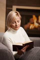Fototapeta na wymiar Woman reading book