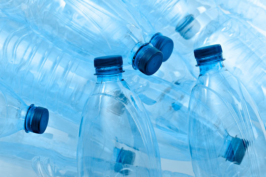 bottiglie di plastica vuote ammucchiate