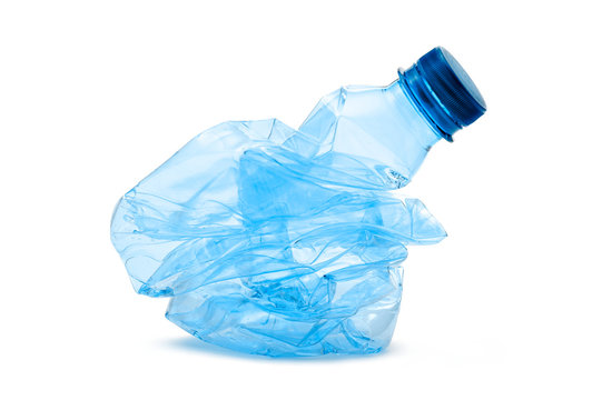 bottiglia di plastica schiacciata su fondo bianco