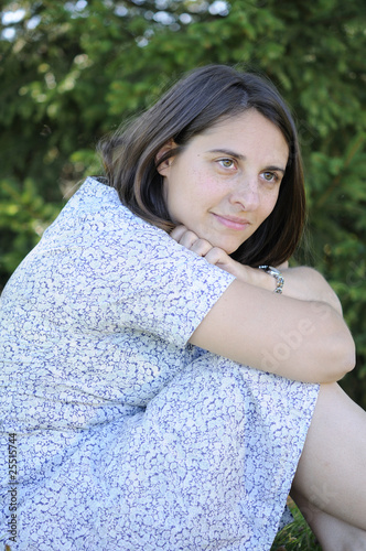 "Femme pensive assise par terre" photo libre de droits sur la banque d