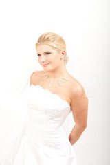 Fototapeta na wymiar beautiful bride in white wedding dress