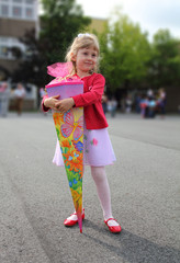 M&auml;dchen mit gro&szlig;en Schult&uuml;te