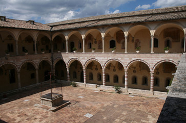 Fototapeta na wymiar Assisi, chiostro basilica superiore