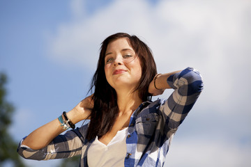 attraktive Jugendliche posiert in Sommersonne