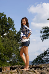 stolze modebewusste brünette Jugendliche