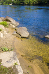 Fototapeta na wymiar rocas en el rio