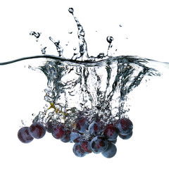 raisin bleu tombé dans l& 39 eau avec splash isolated on white