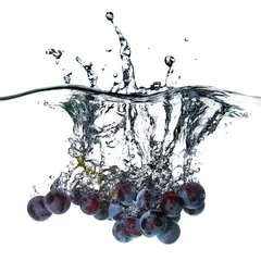 Crédence de cuisine en verre imprimé Éclaboussures deau raisin bleu tombé dans l& 39 eau avec splash isolated on white