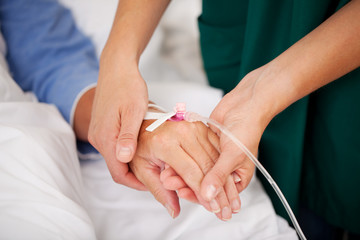 krankenschwester beruhigt patientin