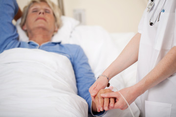 krankenschwester hält hand der patientin