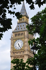 Fototapeta na wymiar Big Ben przez drzewa - London sierpnia 2010