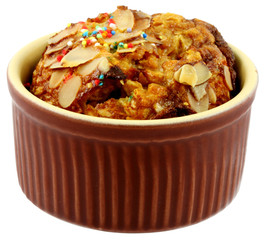 cake aux amandes effilées, fond blanc