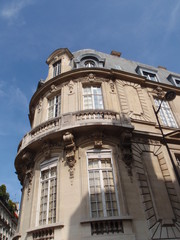 Fototapeta na wymiar Immeuble haussmannien à Paris