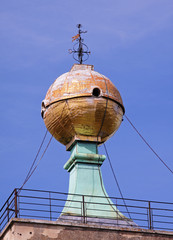 Naklejka premium Golden Ball Monument and Weathervain