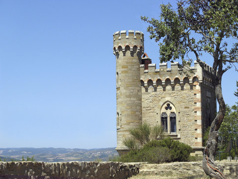 Tour Magdala &agrave; Rennes le Ch&acirc;teau dans l'Aude en France. Vue sur le Mont Bugarach