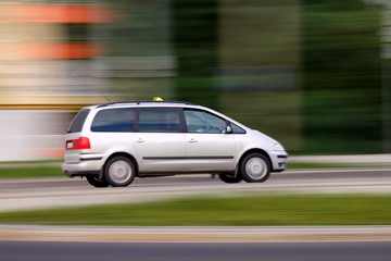 Obraz na płótnie Canvas Blur fast taxi telefon będzie na czas