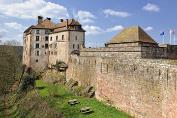 Fototapeta na wymiar Rampart otaczająca Zamek La Petite-Pierre
