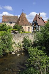 Fototapeta na wymiar Znany widok z mostu na rzece Weiss w Kaysersberg