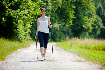 Frau beim Nordic Walking