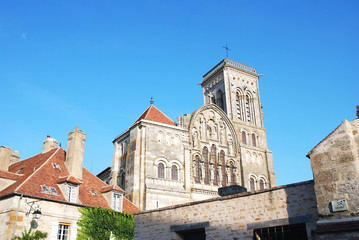 Vézelay mit Kathedrale auf Hügel