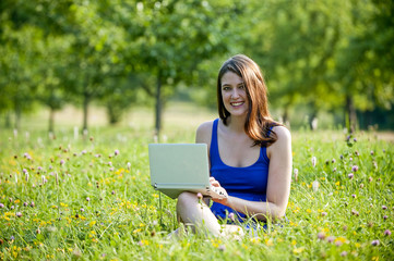 Junge Frau arbeitet mit Laptop
