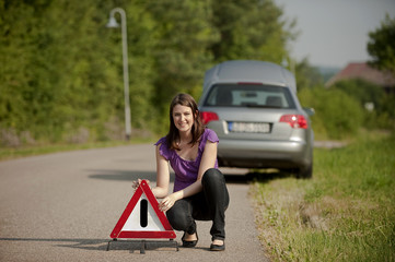 Frau hat eine Autopanne