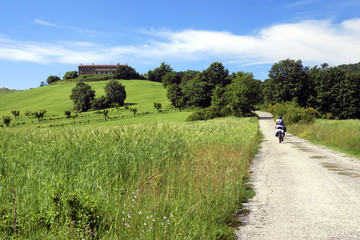ciclisti escursione sulle colline