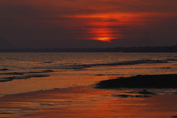 Fototapeta na wymiar tramonto rosso sul mare