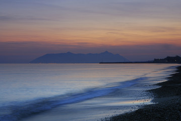 ora blu sul mare con movimento delle onde