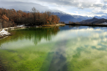 lago invernale con cielo riflesso