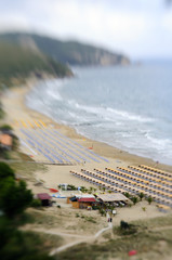 spiaggia attrezzata dall'alto nella baia