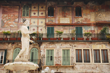 The Madonna Verona, Piazza Delle Erbe - obrazy, fototapety, plakaty