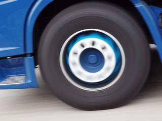 Vorderrad vom Lastwagen in Fahrt