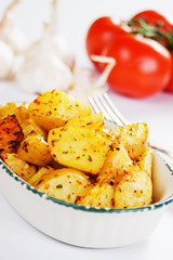 Roasted potato with tomato and garlic
