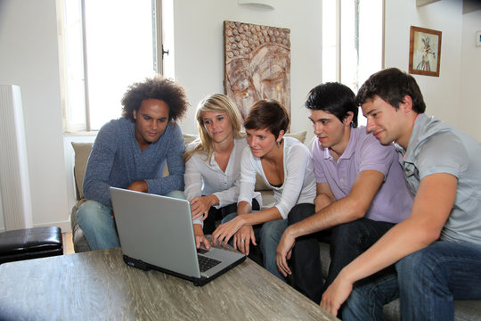 groupe d'amis consutant internet