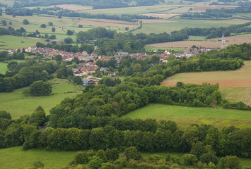 Fototapeta na wymiar Village de Saint-Père-sous-Vézelay