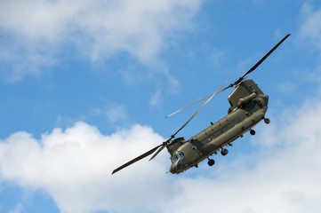 Fototapeta na wymiar helikopter wojskowy ładunek w stromym manewru lotu