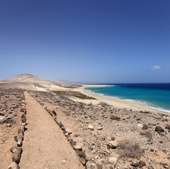 chemin du littoral dans le désert de la plage de sotavento