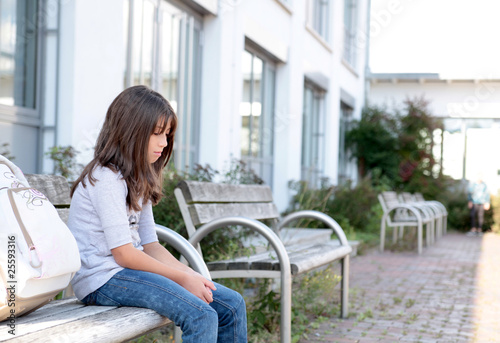 Wie Lange Darf Ein 8 Jähriges Kind Alleine Bleiben "Kind alleine auf dem Pausenhof" Stockfotos und lizenzfreie Bilder auf
