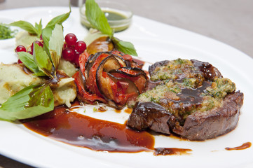 Pavé de boeuf cuisiné sauce au vin
