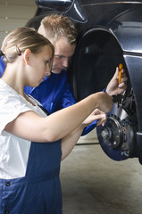 KFZ-Meister und Azubi in der Werkstatt