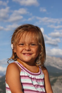 petite fille souriante agée de 2 ans