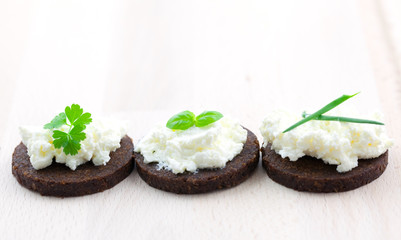 Canapé mit Käse und Kräutern