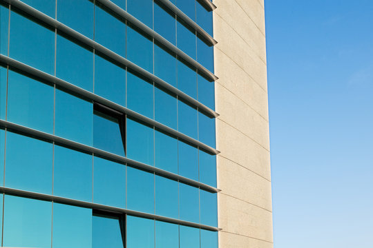 detalle de fachada con ventanas