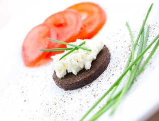 Pumpernickel mit Käse und Schnittlauch