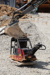 bagger und walze auf einer baustelle