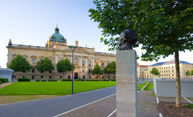 Mendelssohn Bartholdy neben dem Bundesverwaltungsgericht