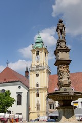 Obraz premium fontaine et mairie de Bratislava