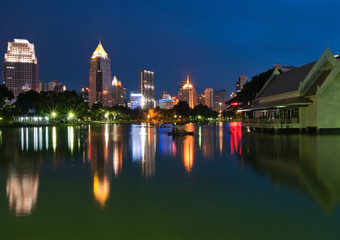 Fototapeta na wymiar Pó¼nym wieczorem w parku z widokiem na miasto.