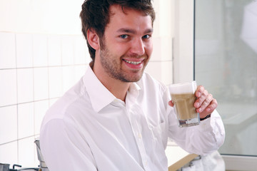 junger mann mit kaffee